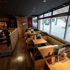 テーブル【少人数~大人数宴会OK◎】ヱビスバー・ザ・グリルなんばCITY店は、少人数はもちろん4名様以上の団体様のご利用が可能です。席のみご予約もOKです。