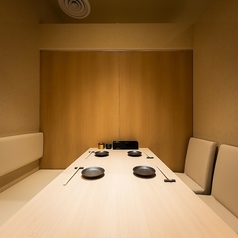 ゆったりとお寛ぎいただける空間は、すすきのでの様々なシチュエーションにご対応可能なこだわりの空間です！同窓会、歓送迎会など、各種宴会にぜひご利用ください！誕生日・記念日におすすめのサプライズ特典もご用意しております。