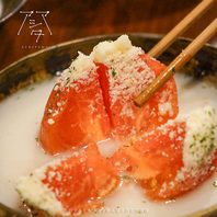 厳選された具材との相性抜群の豚骨ベースの白いおでん。