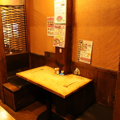 2階フロアには、少人数でのご利用に便利なテーブル席を完備しております。木の質感を活かした落ち着いた雰囲気の中で、ゆっくりと会話とお食事をお楽しみいただけます♪仕事帰りのサク飲みや、ご友人同士でのカジュアルな飲み会にも最適。全席喫煙可能となっており、お煙草を吸われる方もリラックスして過ごせます◎