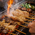 毎日店内で仕込む炭火焼き鳥をはじめ、朝採れ鮮魚のお造りや和牛料理など、素材にこだわった逸品をご提供。香ばしい炭火の香りと華やかな盛り付けで、“ちょっと良い居酒屋”をお楽しみいただけます。