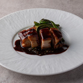 料理メニュー写真 ブルターニュ産豚バラ肉のコンフィと山菜　マルサラソース