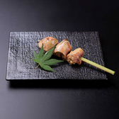 当店自慢の赤鶏を使った極みささみ串や極レバー串は外はしっとり香ばしく焼き上げ、中はレア状態で提供しています。ぜひご堪能ください。