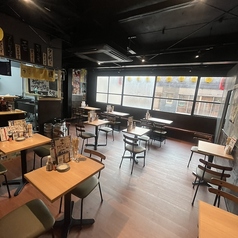総席数はなんと80席!見渡しの良い広々としたワンフロアの店内は、大人数での飲み会や歓送迎会にぴったりです♪テーブル席は19卓ご用意しており、人数に合わせて柔軟に対応可能◎活気あふれる空間で、美味しい焼き鳥とお酒を囲んでワイワイ盛り上がりましょう!