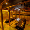 和の赴き溢れる個室席でゆっくりと時が流れるのをお楽しみくださいませ。間接照明と和の装飾の数々が上質な大人の空間を演出しております！多種多少なお席をご用意しておりますので誰と来ても何度来てもお楽しみいただけます♪（八王子/個室/居酒屋/飲み放題/宴会/女子会/接待/地鶏/海鮮）