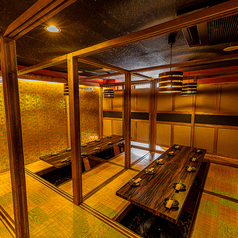 和の赴き溢れる個室席でゆっくりと時が流れるのをお楽しみくださいませ。間接照明と和の装飾の数々が上質な大人の空間を演出しております！多種多少なお席をご用意しておりますので誰と来ても何度来てもお楽しみいただけます♪（八王子/個室/居酒屋/食べ放題/飲み放題/宴会/女子会/接待/地鶏/海鮮）