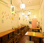 落ち着いた雰囲気の中で明るい店内は全席テーブル席でゆったりと沖縄の味わいを堪能できる居酒屋です