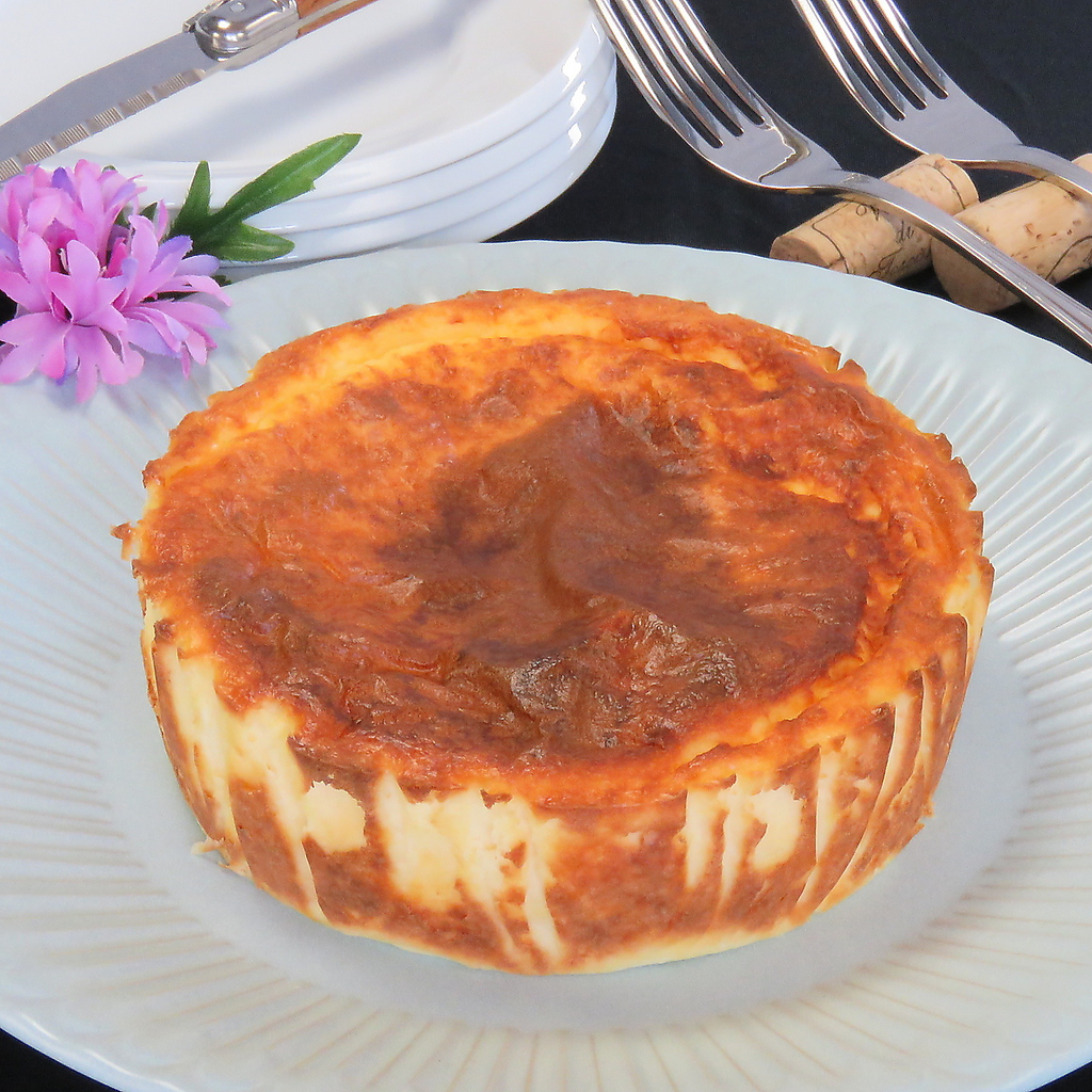 自家製バスクチーズも販売中！！1ピース350円！