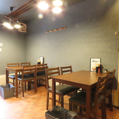 【テーブル席】開放的な空間で、活気あふれる雰囲気を楽しめます。店主自慢の絶品お好み焼きが、あなたの食欲をそそります。ご友人と一緒に訪れ、笑顔あふれるひとときを共有しにお越しください！