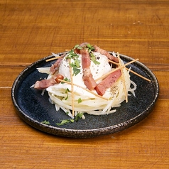 細切りポテトと半熟卵のサラダ仕立て
