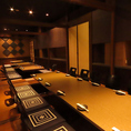 36名様まで対応可能な掘りごたつ個室。会社宴会や打ち上げ、各種宴会にぴったりです。大人数でも周りを気にせずゆっくり楽しめるので、みんなで気兼ねなく盛り上がりたい日にもおすすめです。
