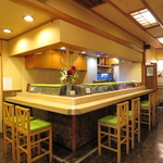 【店内カウンター】和をイメージした落ち着いた雰囲気