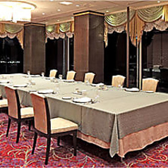 開放的な窓から、長良川・金華山の景色を楽しみながらひとときをお過ごしください。披露宴、ご結納をはじめ、お誕生日や二十歳のお祝い、結婚記念日のお祝い、七五三のお祝い、お食い初め・お宮参り、長寿のお祝い、ご入学・ご卒業・ご就職のお祝い、定年退職のお祝いなど記念日のお祝い等様々なシーンでご利用ください