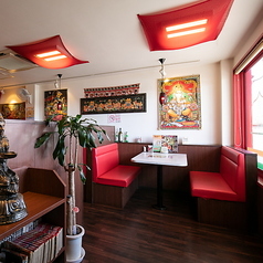 ランチタイムでもディナータイムでも、本格インドカレーを気軽に楽しめるアジアンな空間です★4名様用のテーブル席を3卓ご用意しておりますので、ぜひお気軽にお立ち寄りください！