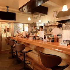 スタッフとの距離が近く、自然と会話が楽しめるカウンター席が魅力の居酒屋です。料理のおすすめやお酒の相談もしやすく、一人での利用でも安心して過ごせる心地よい空間。目の前で感じる臨場感や温かい接客が、特別感のあるひとときを演出します。気軽に立ち寄れて、つい通いたくなる居心地抜群のカウンター席です。