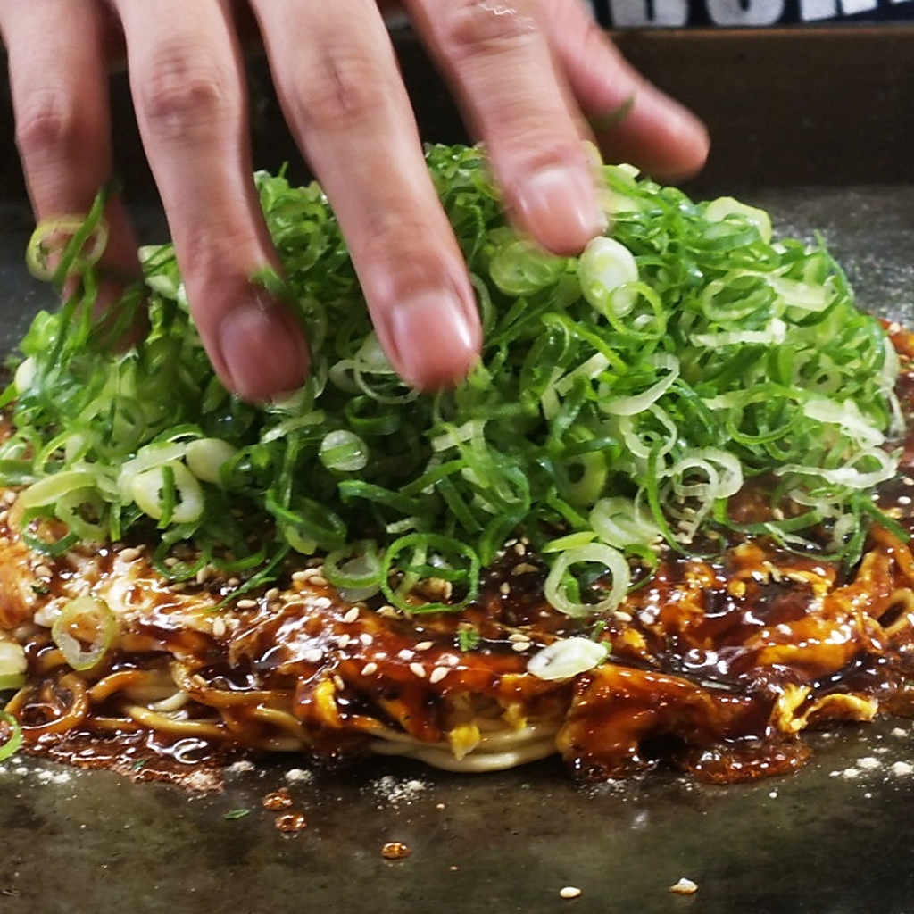 最後にたっぷりとねぎを盛り付けて完成◎テイクアウトの場合はねぎのトッピングをプレゼント！