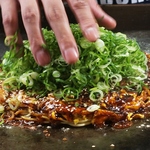 最後にたっぷりとねぎを盛り付けて完成◎テイクアウトの場合はねぎのトッピングをプレゼント！