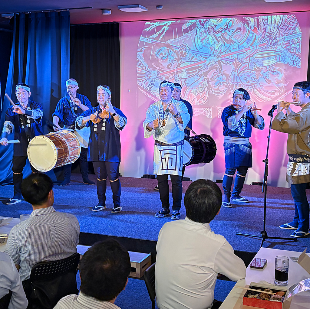 貸切10名～OK!舞台のような「劇場空間」で、みんなで盛り上がる宴会をどうぞ！記念日にも最適です♪