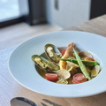 料理メニュー写真 ブイヤベース・ア・ラ・プロヴァンス サラダとデザート付きのメインプレートです。 南仏の陽光と潮風が