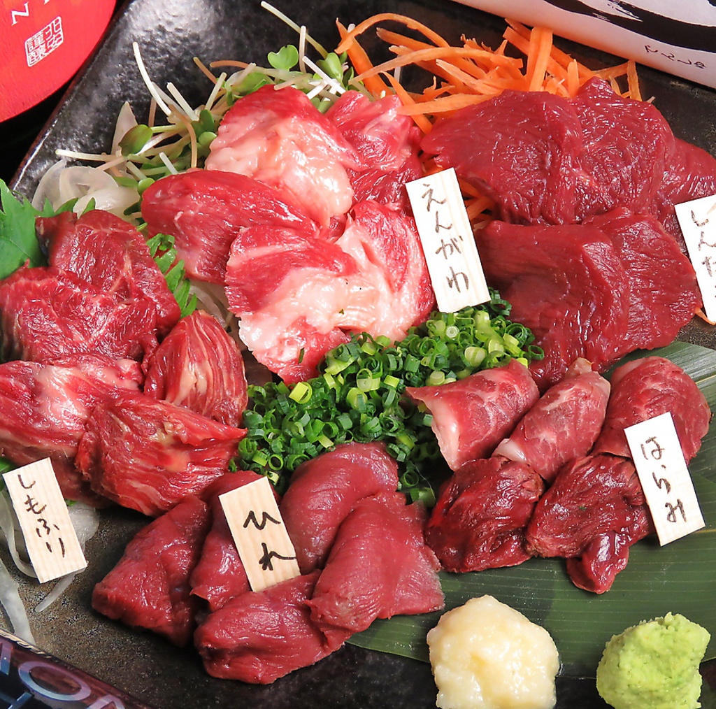店主厳選のこだわり新鮮な馬刺し盛り合わせ　1人前500円(ご注文は2人前からお願い致します)