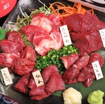 店主厳選のこだわり新鮮な馬刺し盛り合わせ　1人前500円(ご注文は2人前からお願い致します)