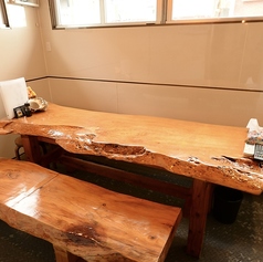 最大10名まで利用できる半個室のお席は、周囲を気にせず仲間同士でゆっくり盛り上がれる人気の空間です。プライベート感がありながらも程よい開放感があるため、宴会や女子会、家族の集まりなど幅広いシーンに対応。声を掛けやすい距離にスタッフもいるので、快適に過ごせる使い勝手の良いお席です。