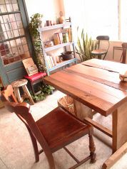 アンティーク調のテーブル席♪