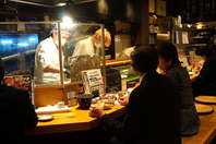 ライブ感あふれるカウンター席でしっぽり飲み会。