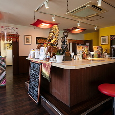 オーナーこだわりの備品が飾られたアジアンな空間のカウンター席です。異国情緒あふれる雰囲気の中、本格インド料理を味わえます♪お一人様や少人数でのご来店もお待ちしております！