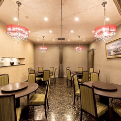 温かみのある照明とシャンデリアや目を惹く美術品が特別な空間を演出。簾を下ろし半個室としてもご利用頂けます。２４名個室としてもご利用可。