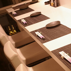 デザイン性の高い白いハイチェアが並ぶお席は、まるでお洒落なバーのような雰囲気♪モダンな空間に馴染むインテリアは特別な日の利用にも最適です。また、お仕事帰りにも気軽に立ち寄りやすいカジュアルさが魅力です。