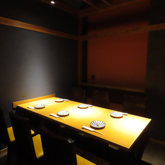 テーブル6名様の個室席です。小規模な会食や接待、ご家族のお集りにも最適です。扉付きの完全プライベート空間ですので、周りを気にせず親しい方との語らいや美味しいお食事、ご宴会をご堪能いただけます。