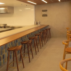 おひとりさまも大歓迎です。開放的なキッチンを目の前に、五感で贅沢空間をお楽しみください。