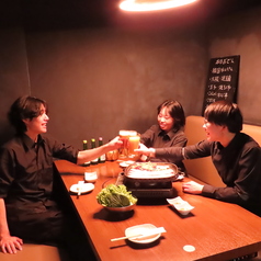 【人気の半個室席】プライベート感のある奥のテーブル席♪周りの目を気にせずご飲食をお楽しみいただけます！