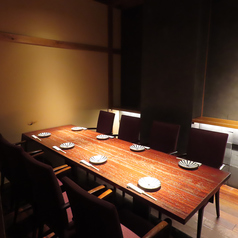 テーブル8名様の個室席です。8名様の中規模な会社宴会やご友人同士の飲み会、部署の忘新年会や歓送迎会などに最適なプライベート空間です。周囲を気にせず皆様で和気あいあいと盛り上がることができ、新潟の美味しい海鮮料理と豊富な地酒を囲む楽しいご宴会にぴったりです。