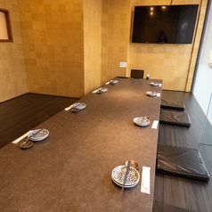 掘りごたつのお席も完備しており、靴を脱いでリラックスしながらお食事をお楽しみいただけます！落ち着いた空間で、気心知れた仲間と共に特別なひとときをお過ごしください。宴会向けのコースも各種ご用意しており、様々なシーンに対応します◎お食事を楽しみながら、心地よい時間をお過ごしください。