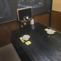 【4名様向け完全個室】雰囲気も自慢の個室！女子会、男子会、会社飲み会、お友達同士や、ご家族にも◎人数に合わせてお席にご案内いたします。様々なシーンに最適な旬の食材を使用した飲み放題付の宴会コースも各種ご用意しています。また単品でのアラカルト用の飲み放題プランも併せてご利用くださいませ。