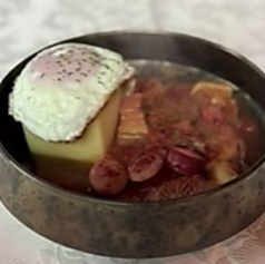 【トキトゥーラ】ルーマニアの情熱を煮込んだ濃厚ごちそうプレート。ルーマニア伝統のママリーガを添えて。