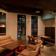 窓際のお席で静かにゆったりと。