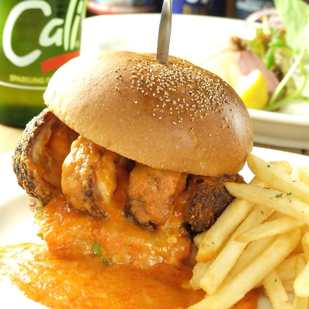 ボリューム満点ジェニーズバーガー！！特製ソースはポテトとの相性も◎！！