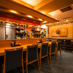 気軽に飲めてお食事もできるカウンター席は10席ご用意しております。会社帰りのちょっと一杯やお食事、二次会、デートなどにも最適です。