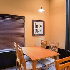 自然光が差し込むテーブル席は、落ち着いた雰囲気で心地よいひとときを提供します。友人や家族との会話を楽しむのに最適な空間です。