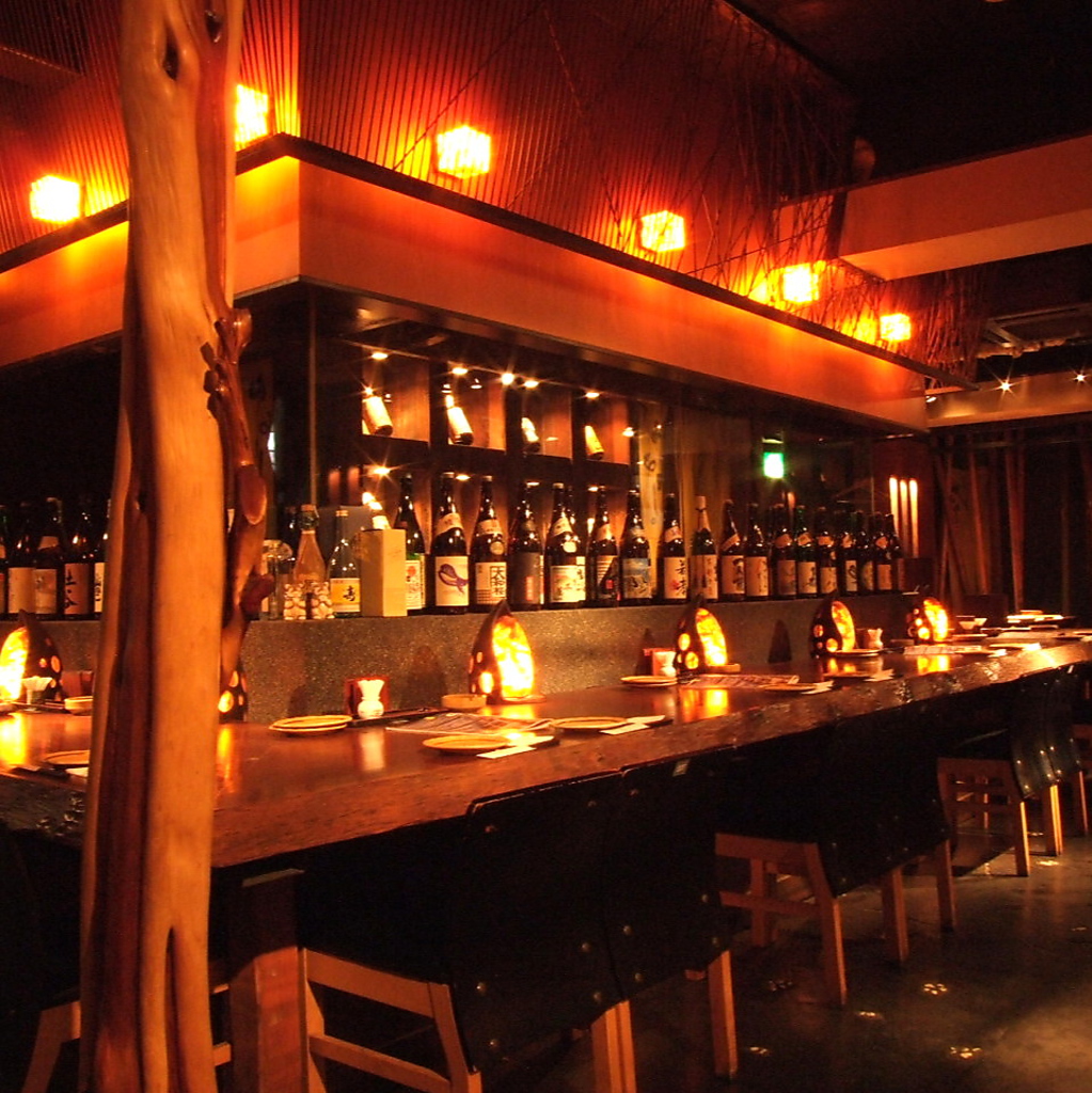 【入り口★】雰囲気のいい、細い通路を抜けるとそこには隠れ家のような空間が広がります…