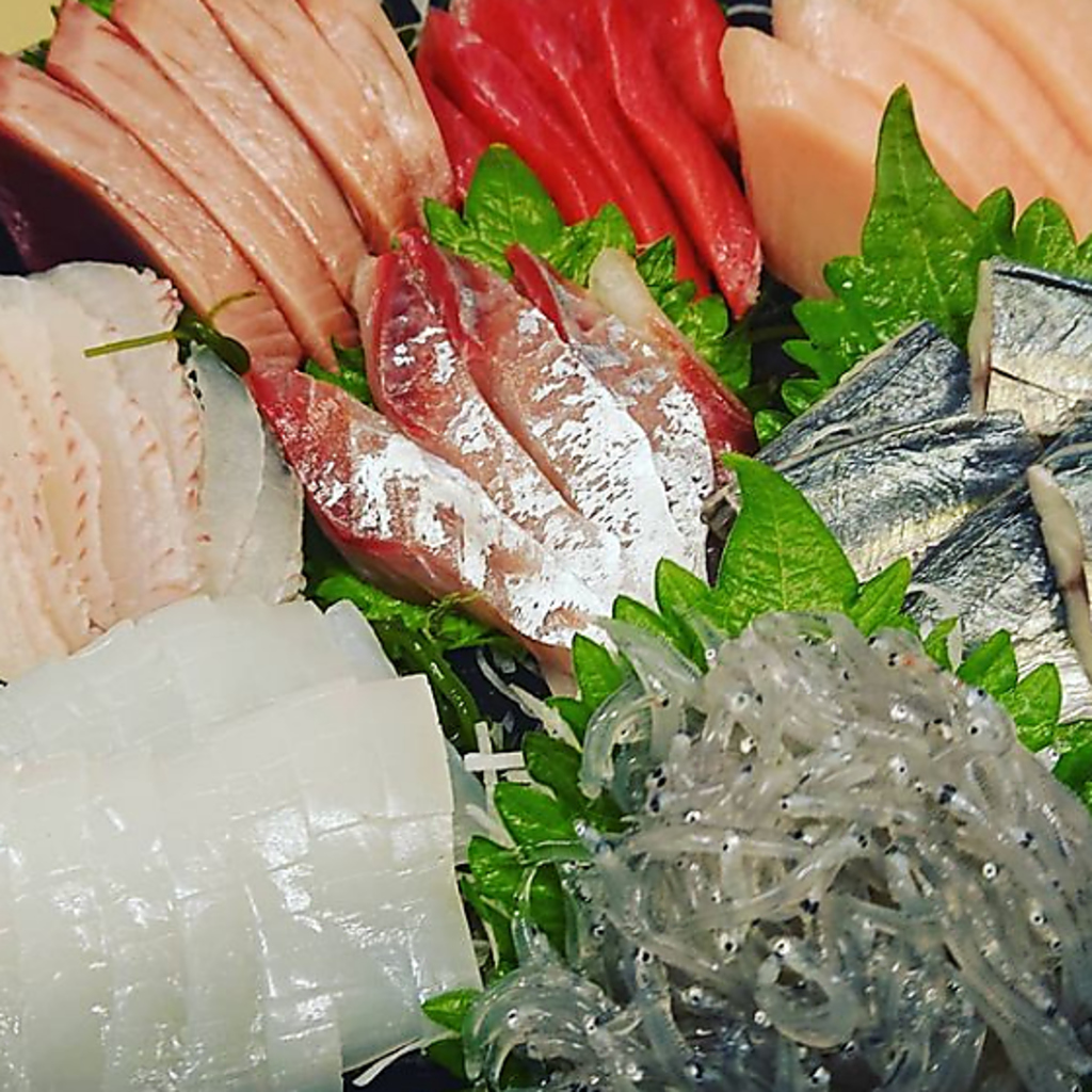 何といっても安くて新鮮な清水港の刺身がおすすめですよ。単品も盛り合わせも揃っています！！