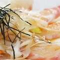 料理メニュー写真 活〆真鯛のカルパッチョ　焼きネギ仕立て
