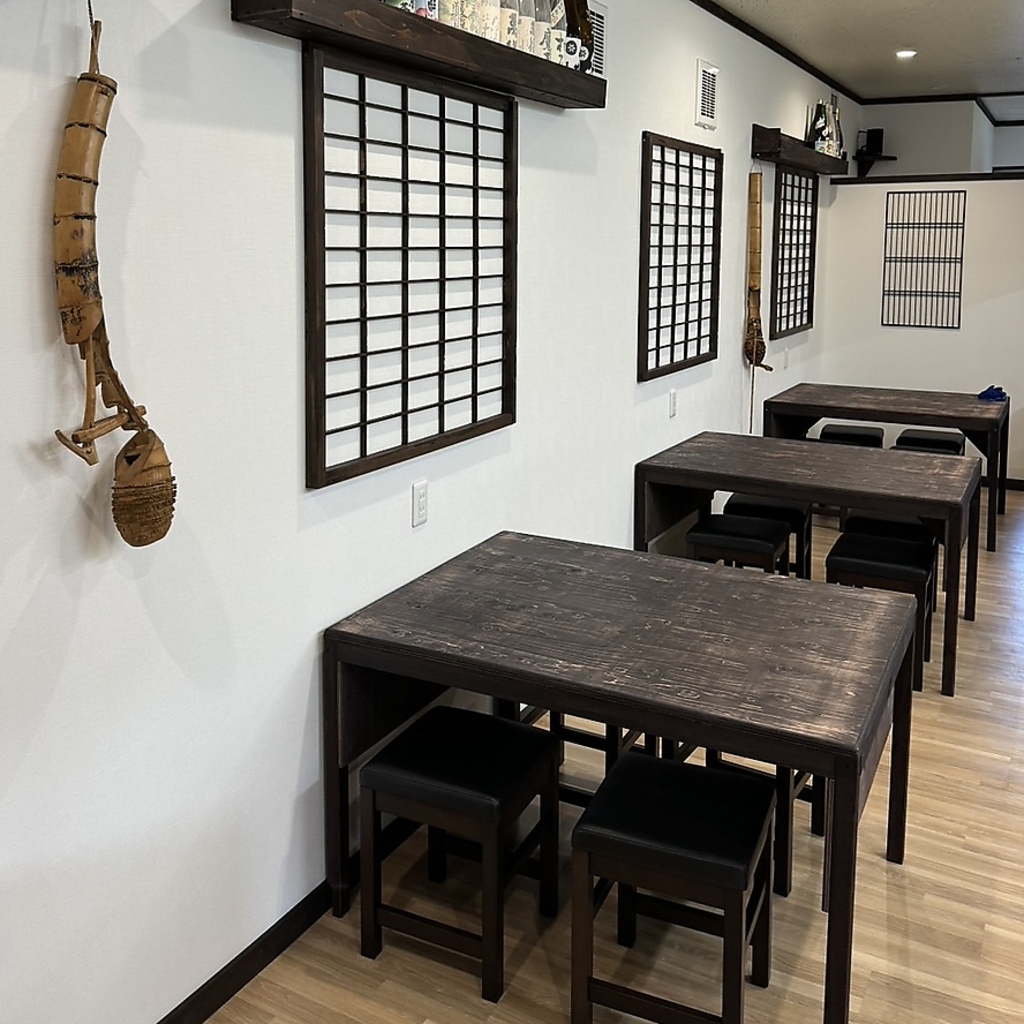 落ち着いた雰囲気の中で、木の温もりを感じる店内。リラックスしたひとときをお過ごしいただけます。