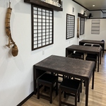 落ち着いた雰囲気の中で、木の温もりを感じる店内。リラックスしたひとときをお過ごしいただけます。