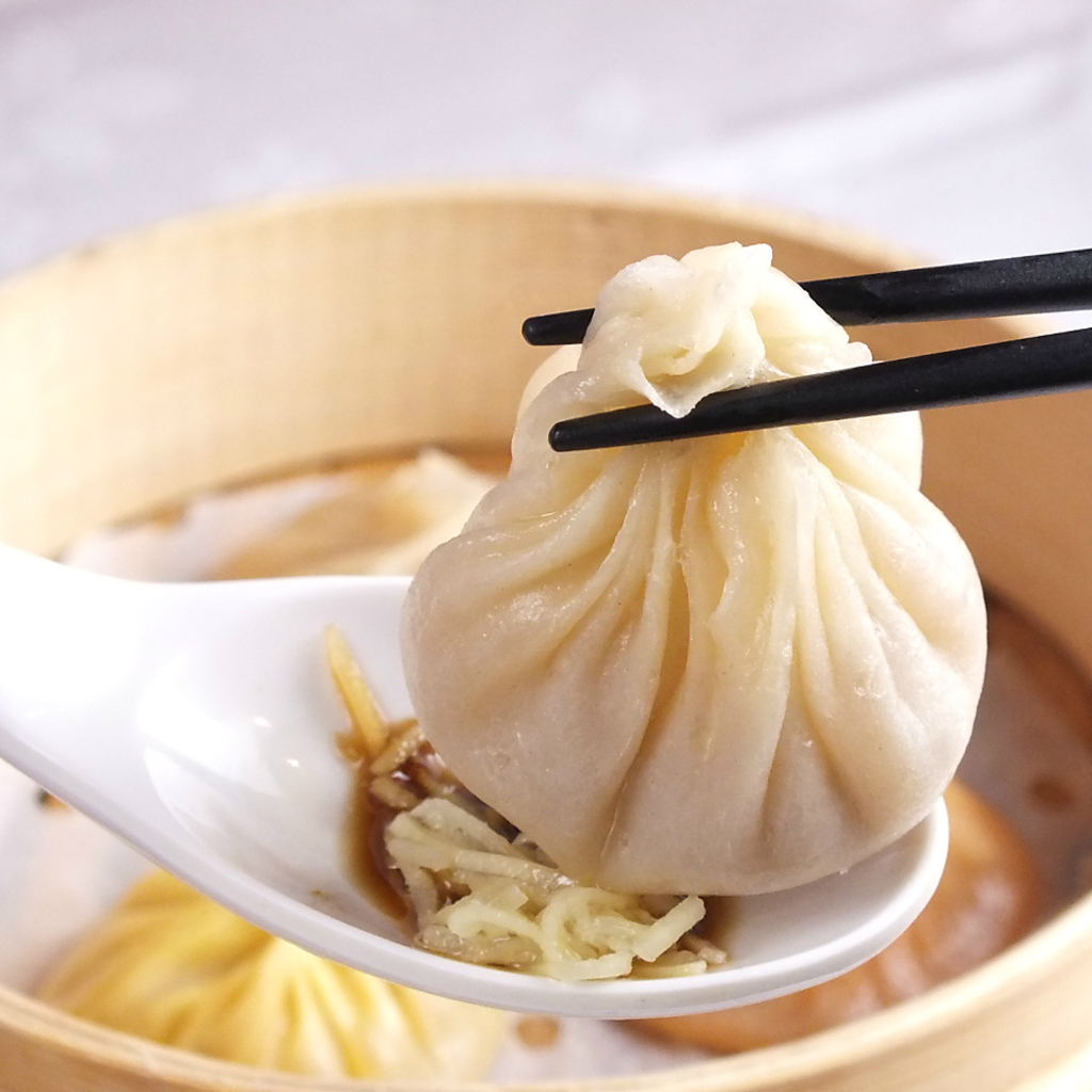 当店自慢の天空名物！三彩小龍包。ピリ辛・黒豚塩・青のりの3つの味がお楽しみ頂けます。