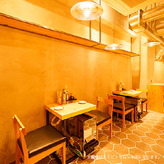 当店ではカップルでのご利用にも人気な2名テーブルをご用意。静かにお酒を楽しみたいお客様におすすめです。お席のみのご利用も承りますのでお気軽にお問合せ下さい。お祝いのお手伝いも致しますのでご相談ください。