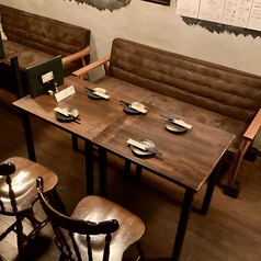 店内には4～6名様用のテーブル席を2卓ご用意しております☆アットホームな雰囲気になっており、気の置けないご友人とのお食事やカジュアルな飲み会にピッタリなお席です◎